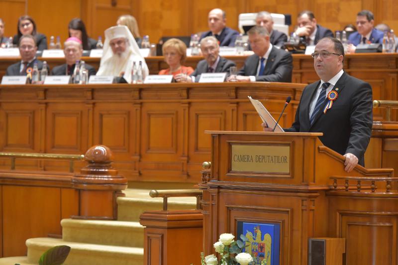 Featured image of post România se află într-un moment de răscruce majoră… (Alocuțiune rostită în cadrul ședinței solemne a Camerelor reunite ale Parlamentului, cu ocazia Zilei Naționale a României)