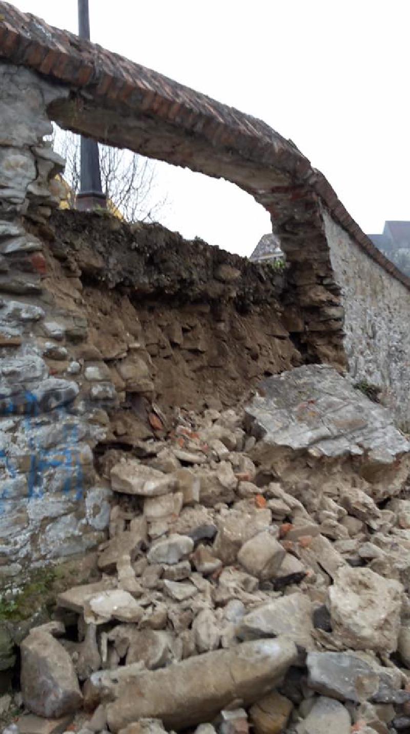 Featured image of post Se prăbușesc ziduri ale Cetății Medievale din Sighișoara